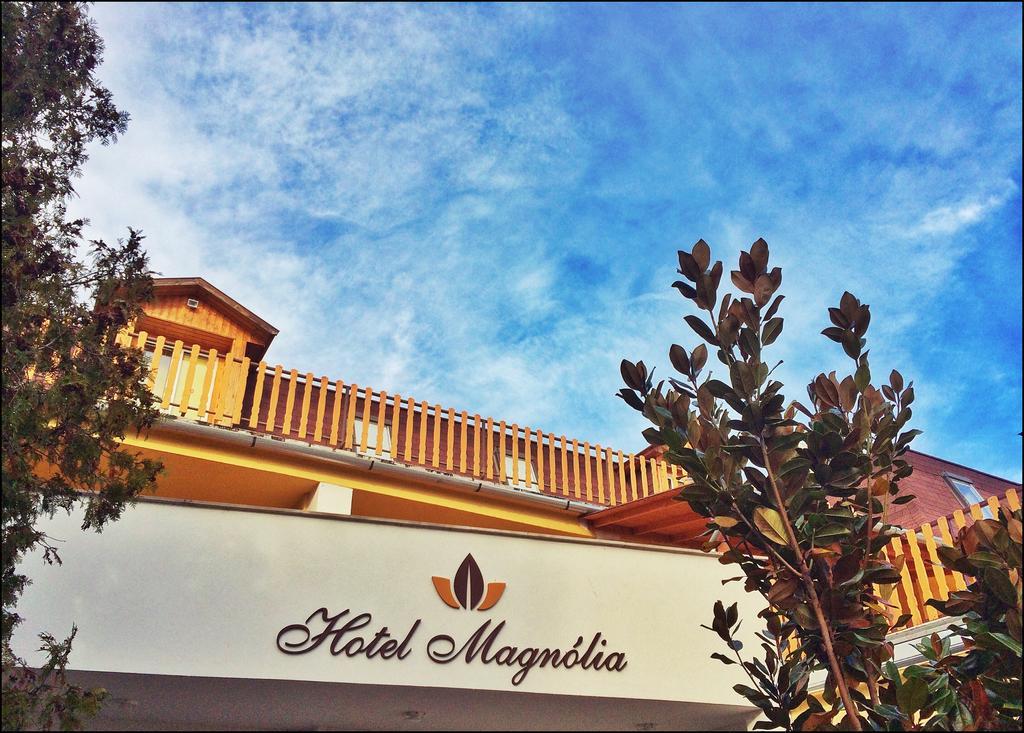 Hotel Magnolia Balatonszepezd Exterior foto
